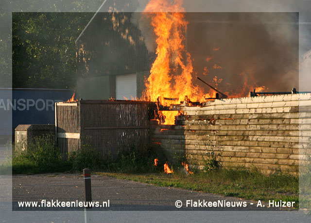 Foto behorende bij Volière uitgebrand in Herkingen