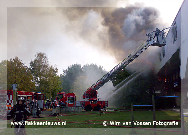 Foto behorende bij Grote brand op terrein Hernesseroord
