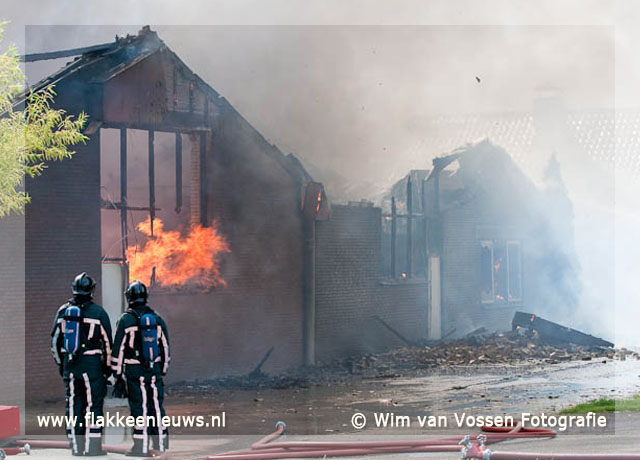 Foto behorende bij Zeer grote brand in bakkerij Ooltgensplaat (video)