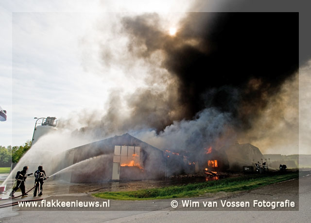 Foto behorende bij Zeer grote brand in bakkerij Ooltgensplaat (video)