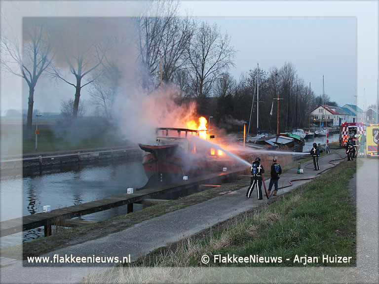 Foto behorende bij Brand op schip in havenkanaal Middelharnis
