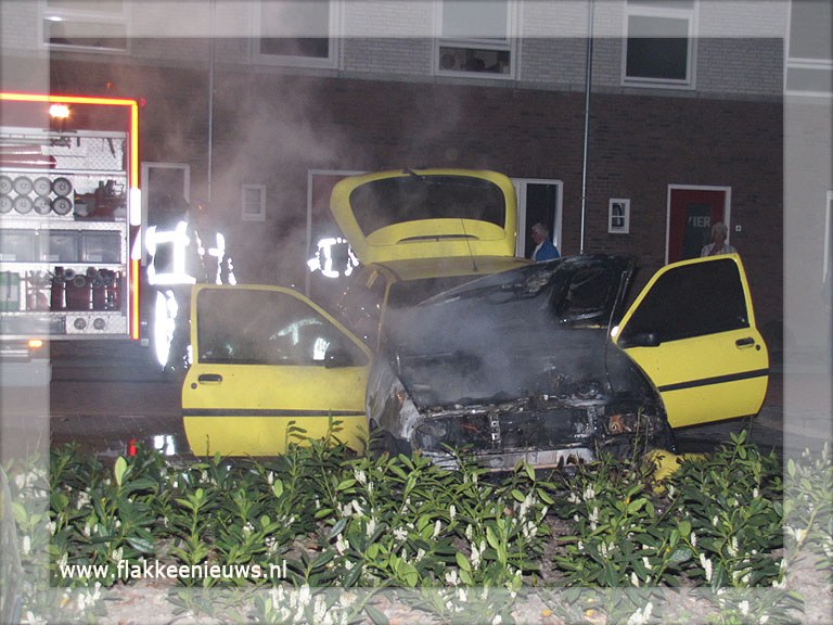 Foto behorende bij Auto uitgebrand in woonwijk Middelharnis