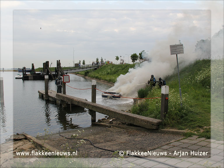 Foto behorende bij Motorboot uitgebrand in haven Middelharnis