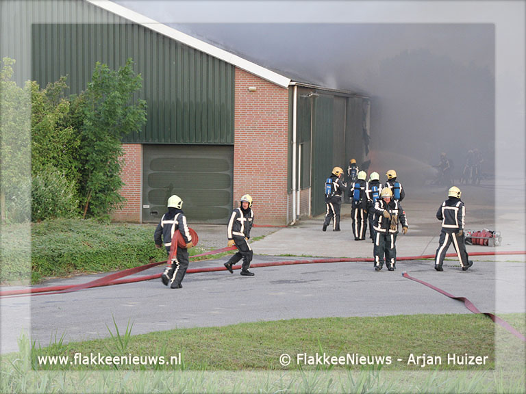 Foto behorende bij Grote brand in loods Dirksland