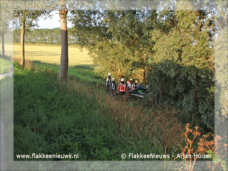 Foto behorende bij Auto van de dijk in polder Dirksland