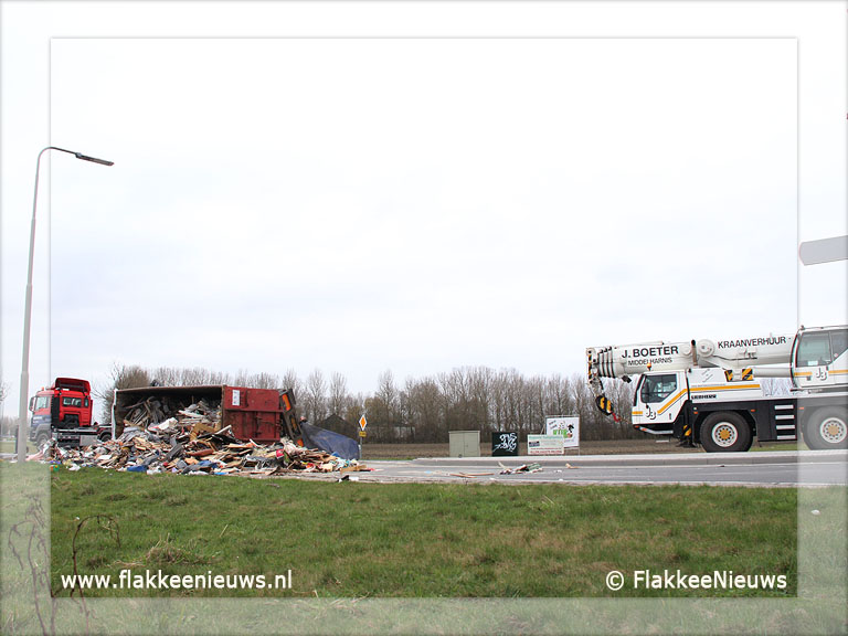 Foto behorende bij Vrachtwagen met puin geschaard bij Oude-Tonge