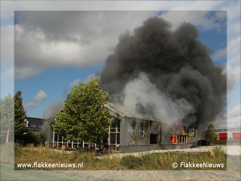Foto behorende bij Bedrijfspand uitgebrand in Oude-Tonge
