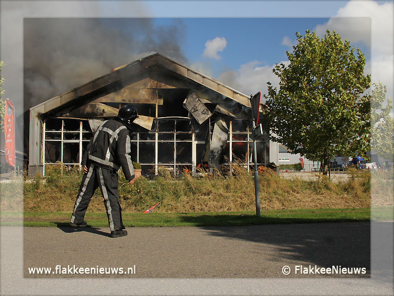 Foto behorende bij Bedrijfspand uitgebrand in Oude-Tonge
