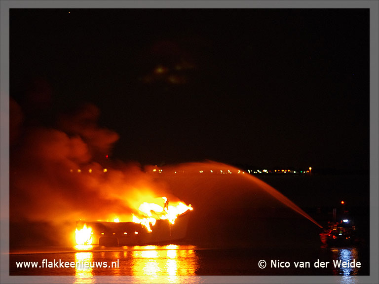 Foto behorende bij Scheepsbrand Stellendam