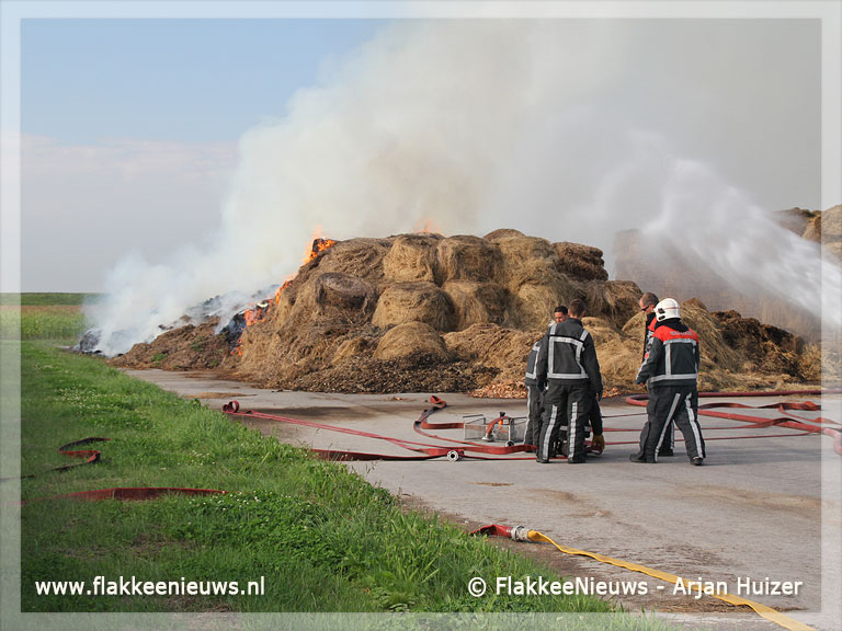 Foto behorende bij Hooibalen in brand bij Goedereede