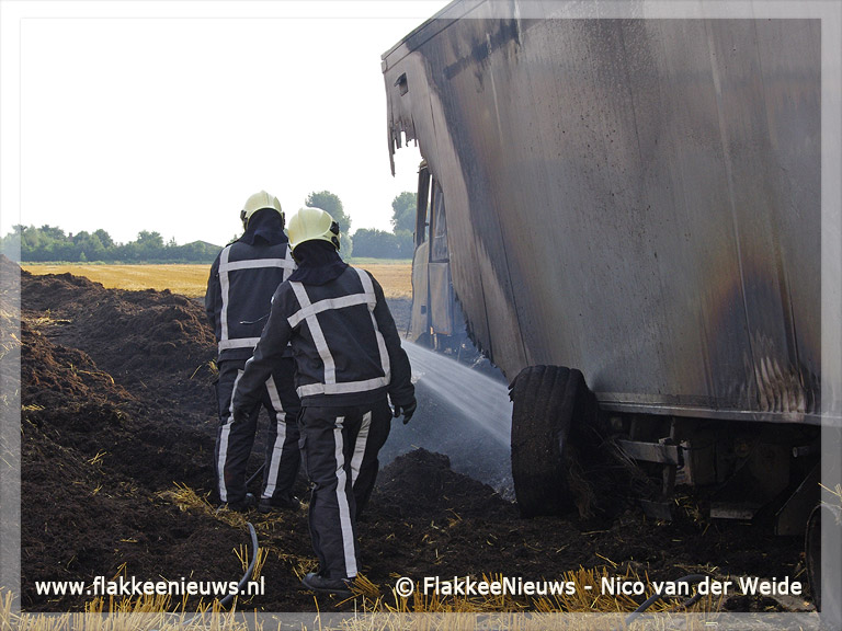 Foto behorende bij Vrachtwagen in brand op akkerland bij Herkingen