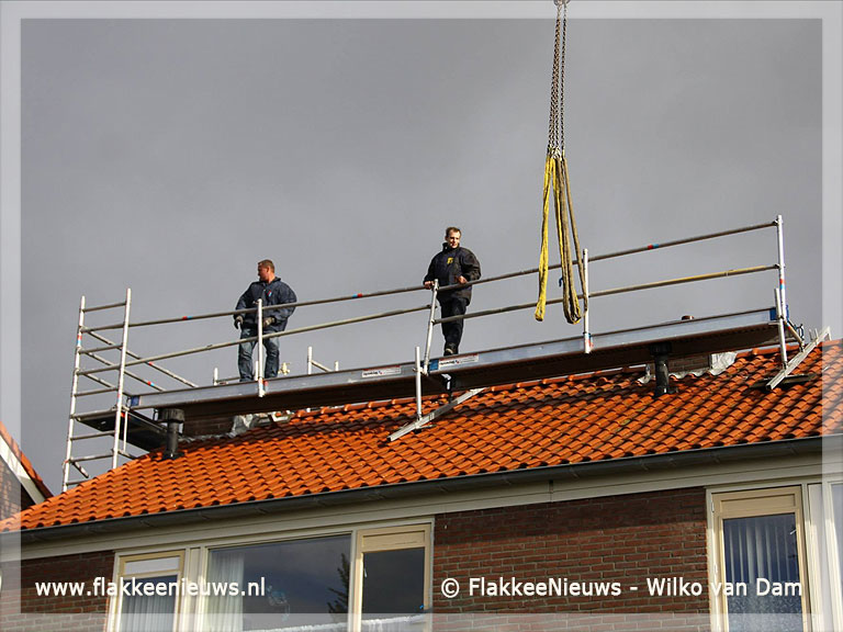 Foto behorende bij Steiger dreigt van dak af te waaien