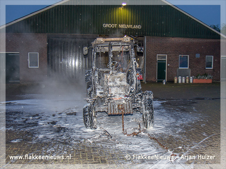 Foto behorende bij Tractor in brand bij Achthuizen