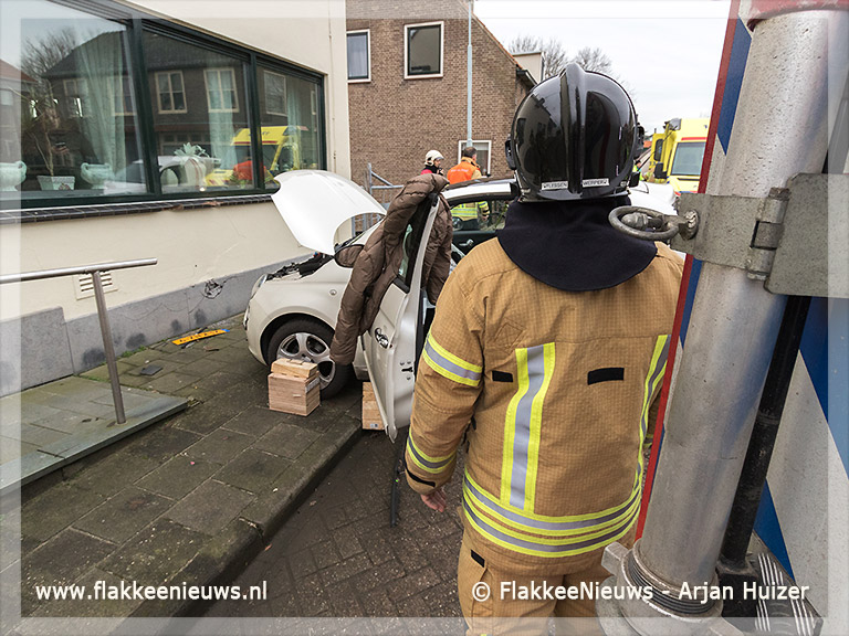Foto behorende bij Auto rijdt tegen woning in Den Bommel