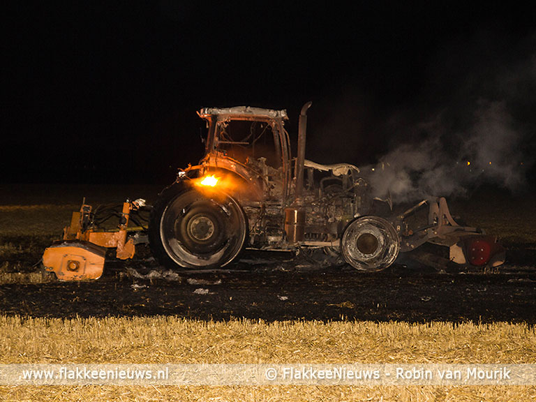 Foto behorende bij Tractor uitgebrand op het land