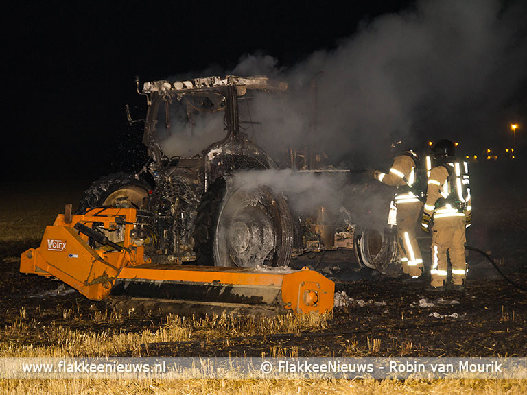 Foto behorende bij Tractor uitgebrand op het land