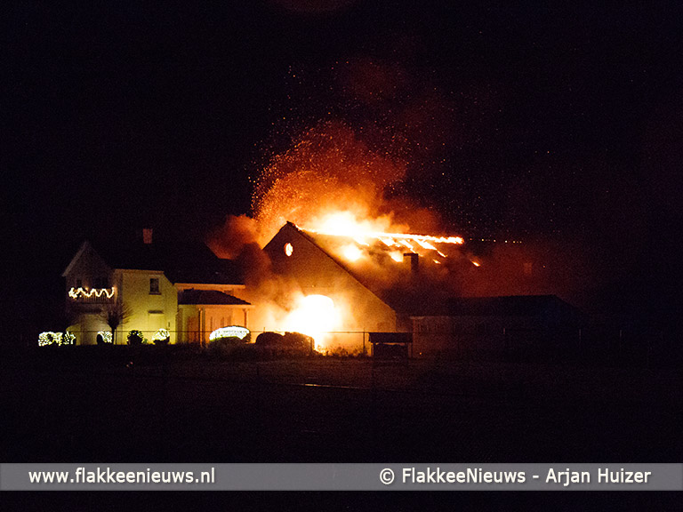 Foto behorende bij Grote brand bij boerderij in polder Stellendam