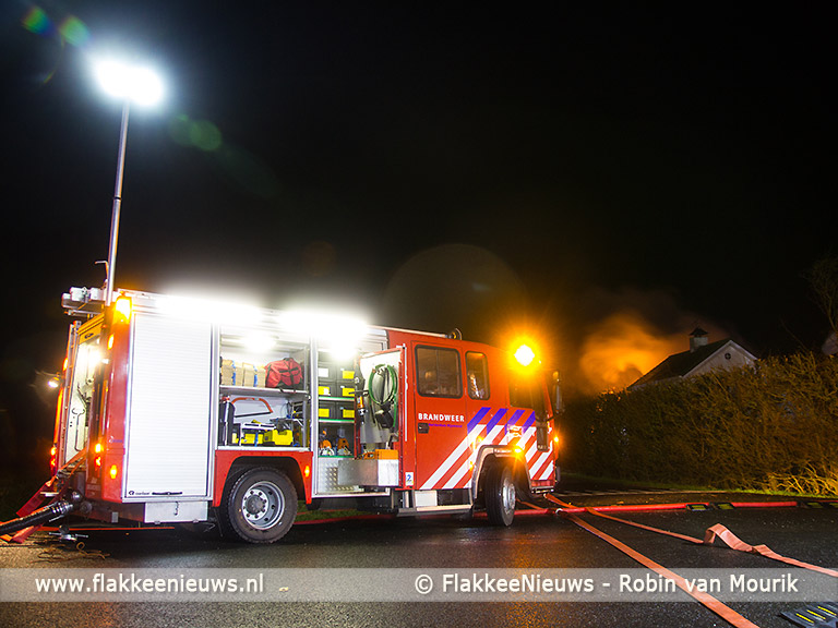 Foto behorende bij Grote brand bij boerderij in polder Stellendam