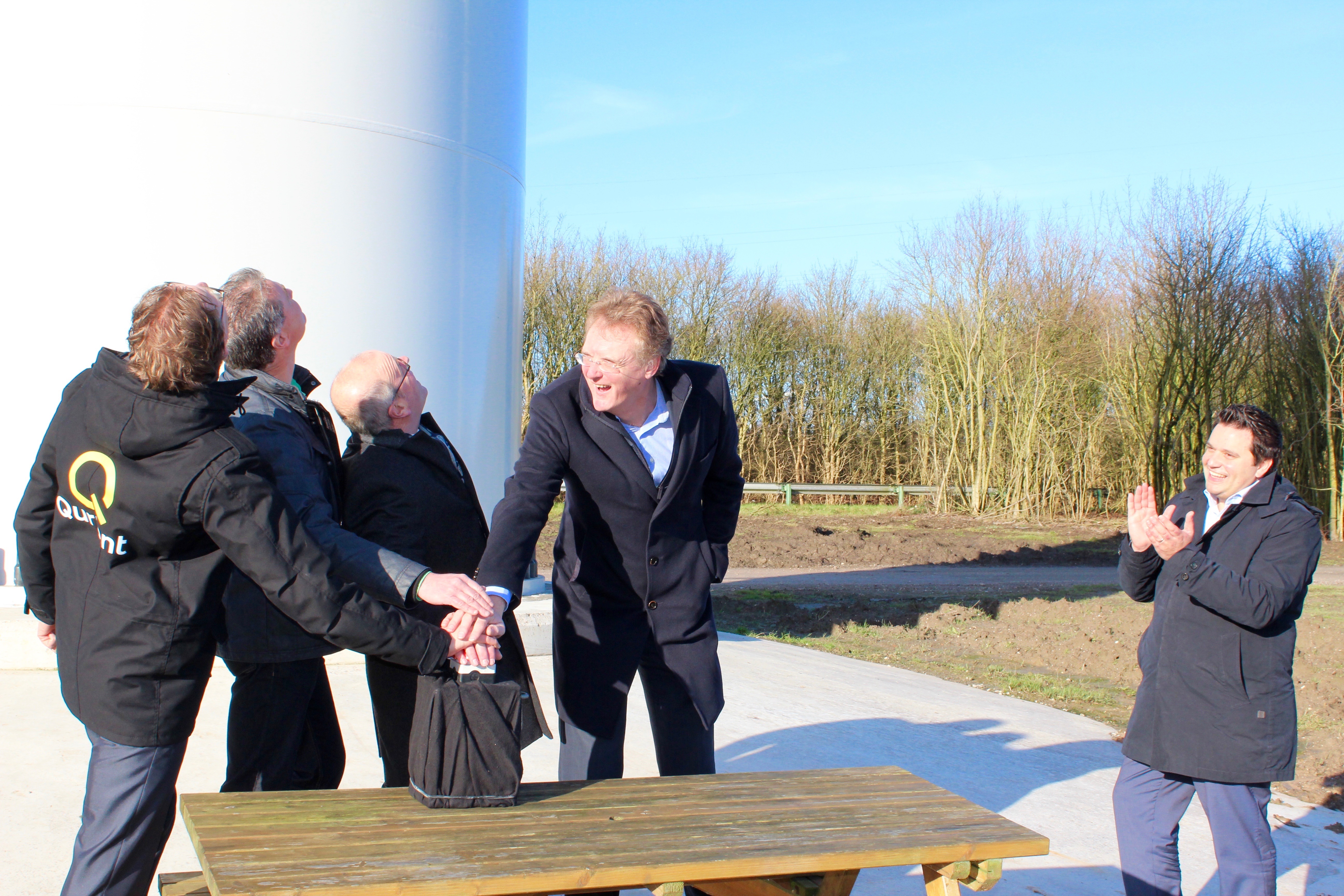 Foto behorende bij Leden Qurrent nemen windmolens Hellegatsplein in gebruik