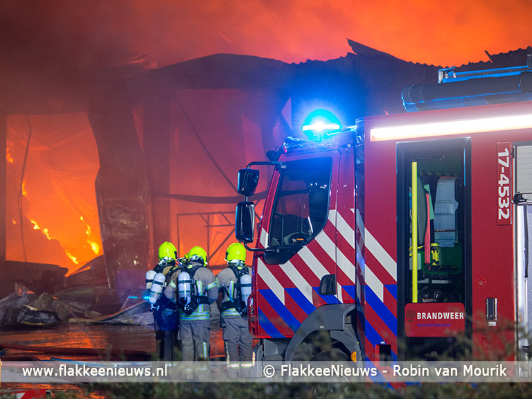 Foto behorende bij Zeer grote brand in paardenschuur Sommelsdijk