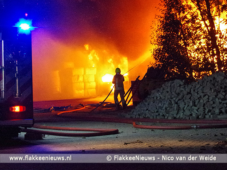 Foto behorende bij Zeer grote brand in paardenschuur Sommelsdijk