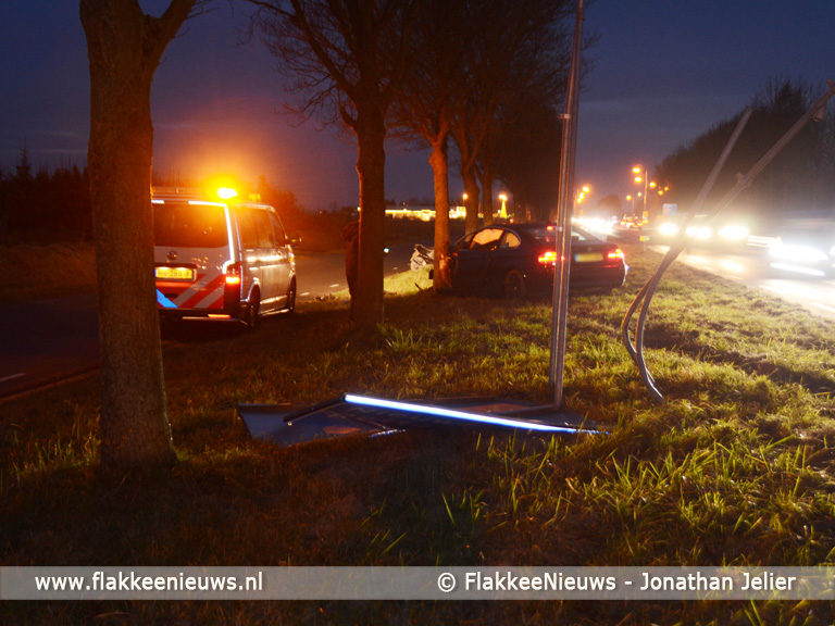 Foto behorende bij Auto tegen boom nabij Sommelsdijk
