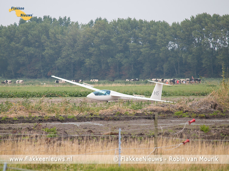 Foto behorende bij Zweefvliegtuig landt naast N57 bij Ouddorp