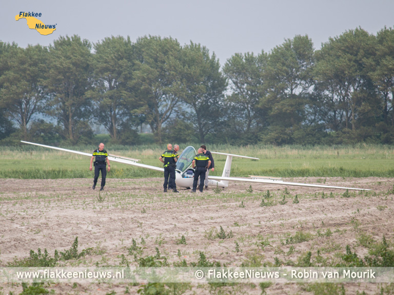 Foto behorende bij Zweefvliegtuig landt naast N57 bij Ouddorp
