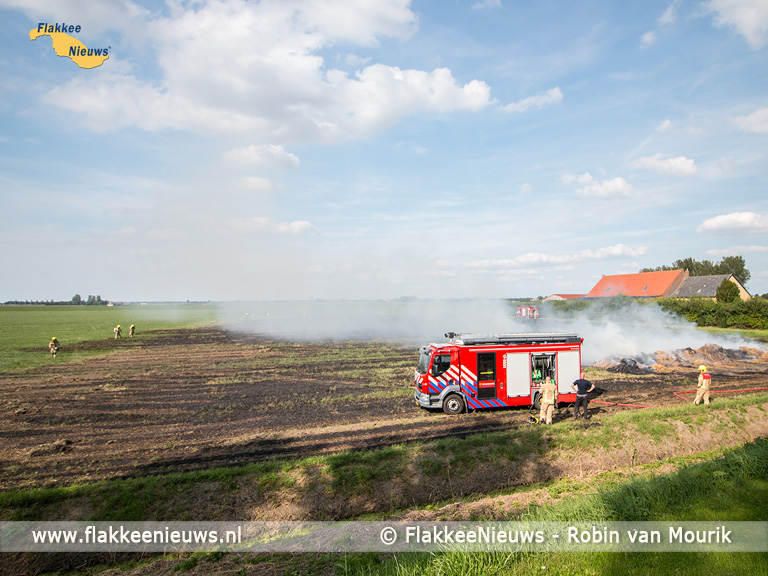 Foto behorende bij Stuk land in brand bij Achthuizen 