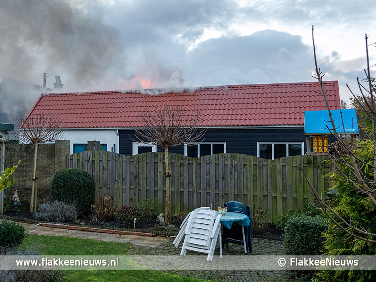 Foto behorende bij Vlammen uit het dak bij schuur Dirksland