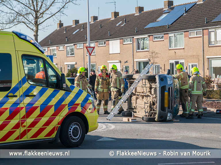 Foto behorende bij Auto op z’n kant bij ongeval Doetinchemsestraat