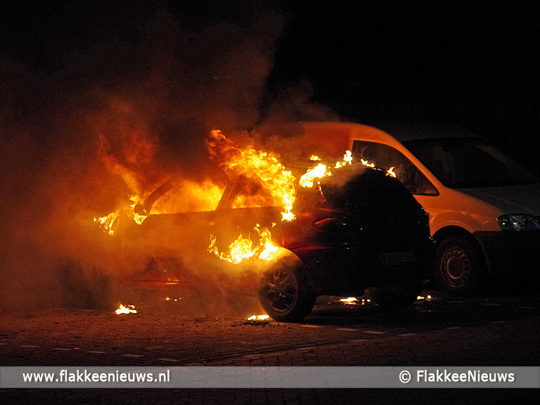 Foto behorende bij Auto uitgebrand in Sommelsdijk
