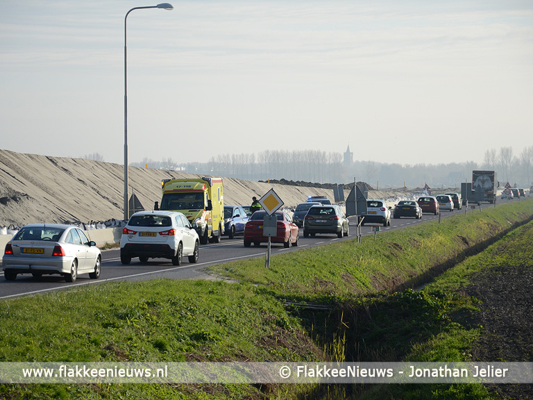 Foto behorende bij Rijbaan N215 Dirksland-Melissant tijdelijk afgesloten door ongeval