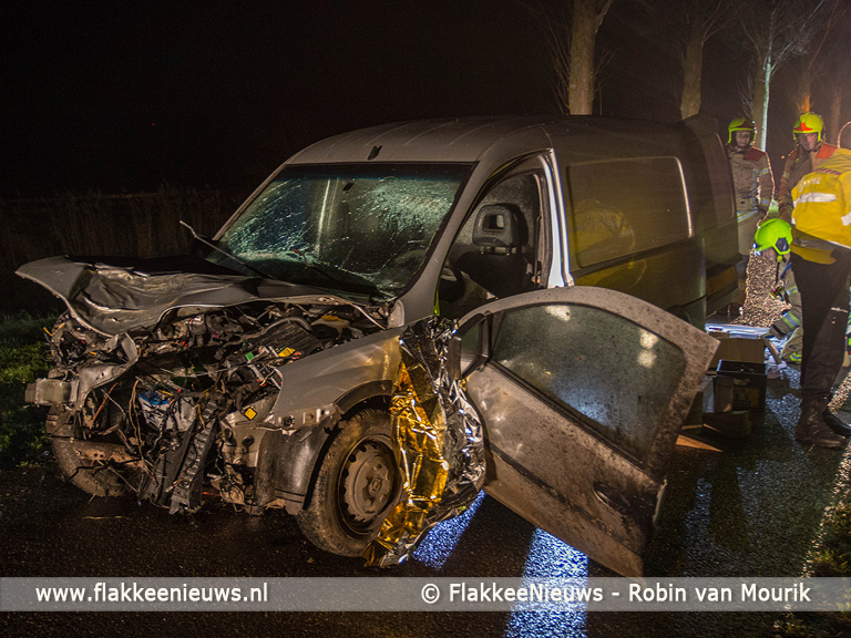 Foto behorende bij Persoon uit auto geslingerd bij ongeval Achthuizen