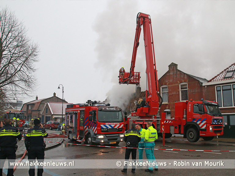 Foto behorende bij Vlammen slaan uit woning in Dirksland
