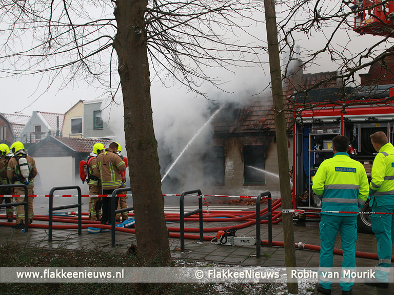 Foto behorende bij Vlammen slaan uit woning in Dirksland