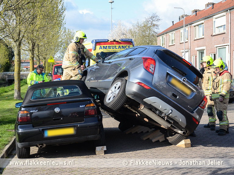 Foto behorende bij Auto op andere auto na botsing