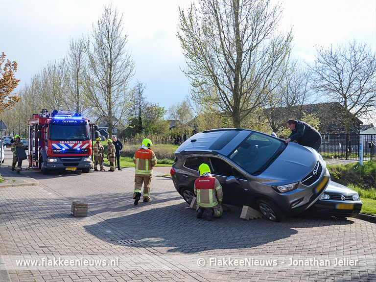 Foto behorende bij Auto op andere auto na botsing