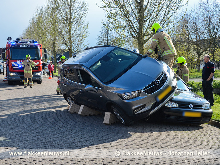 Foto behorende bij Auto op andere auto na botsing
