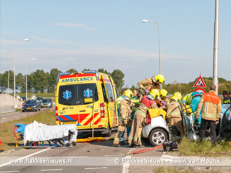 Foto behorende bij Vrouw zwaargewond bij aanrijding op Staakweg Dirksland