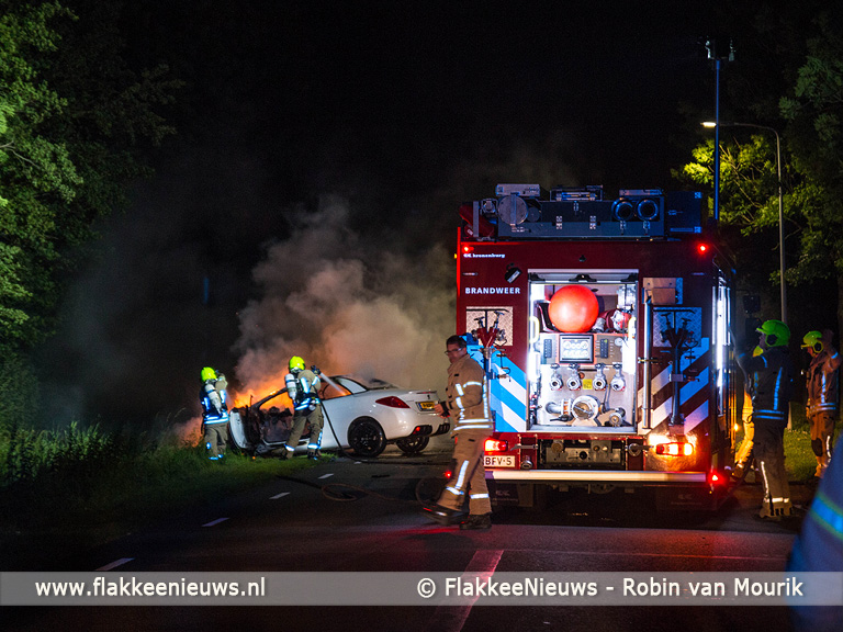 Foto behorende bij Auto vliegt in brand bij ongeval Middelharnis