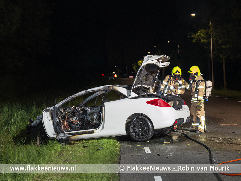 Foto behorende bij Auto vliegt in brand bij ongeval Middelharnis