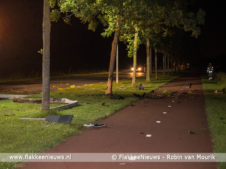 Foto behorende bij Auto vliegt in brand bij ongeval Middelharnis