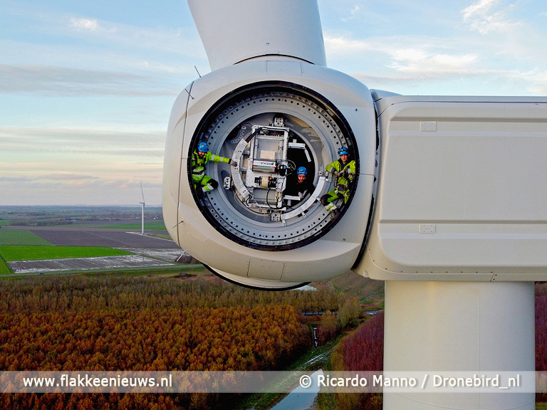 Foto behorende bij Foto windmolenmonteurs Oude-Tonge gaat de wereld over