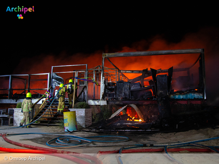 Foto behorende bij Grote brand verwoest strandpaviljoen in Ouddorp