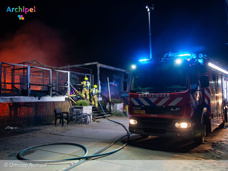 Foto behorende bij Grote brand verwoest strandpaviljoen in Ouddorp