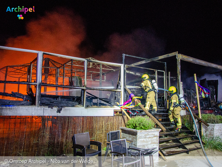 Foto behorende bij Grote brand verwoest strandpaviljoen in Ouddorp