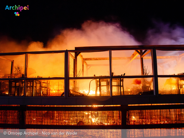 Foto behorende bij Grote brand verwoest strandpaviljoen in Ouddorp