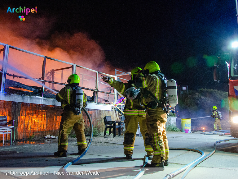 Foto behorende bij Grote brand verwoest strandpaviljoen in Ouddorp