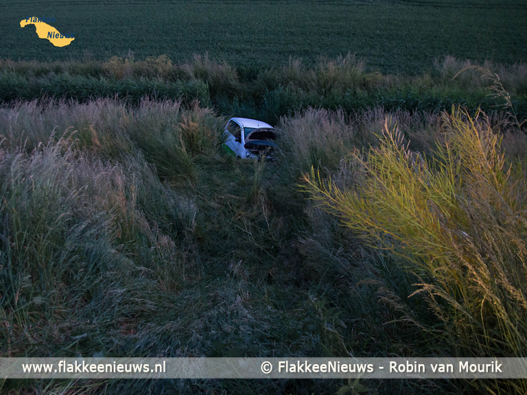 Foto behorende bij Auto in de sloot aan de Heerendijk in Oude-Tonge 